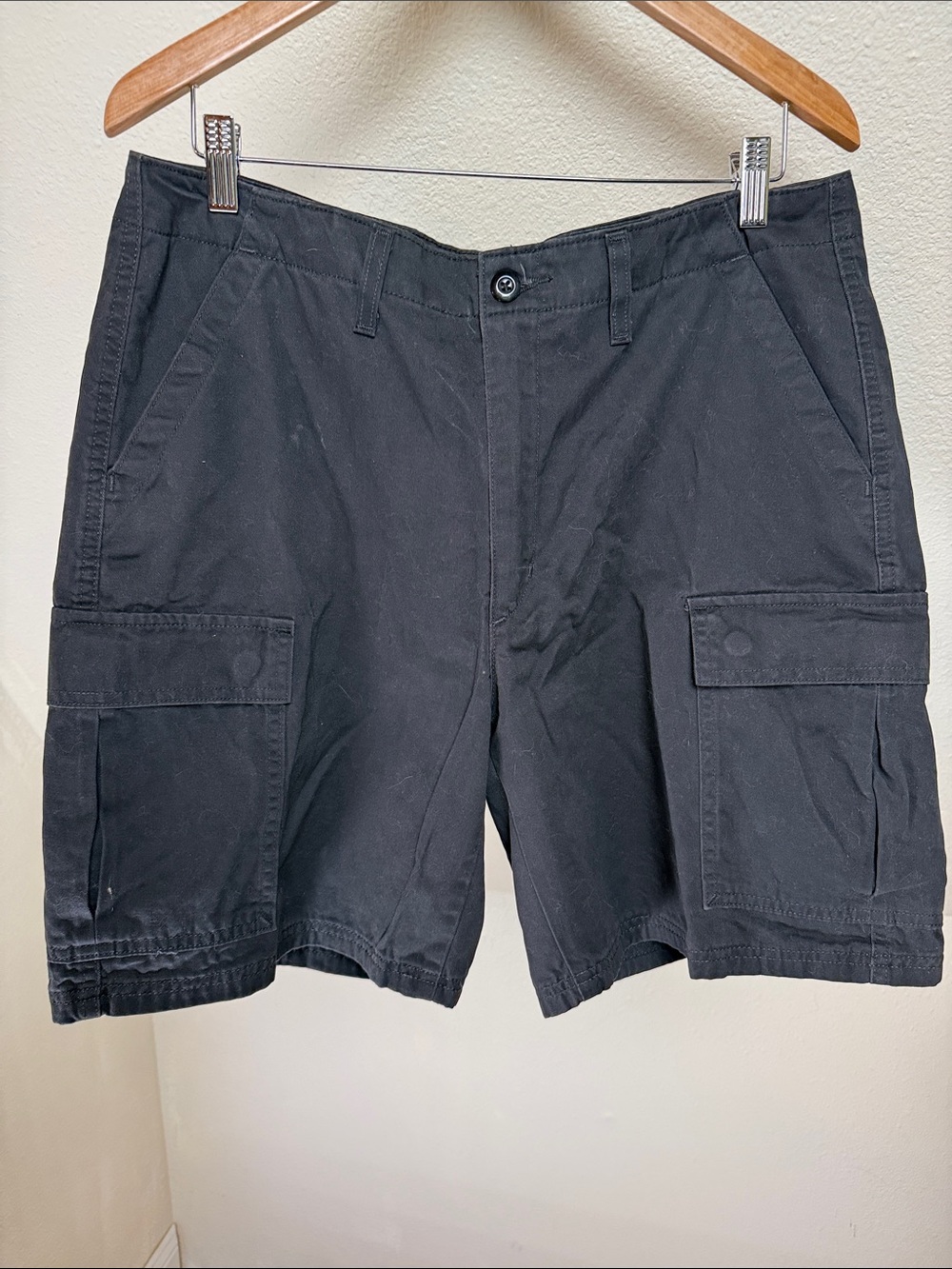 LEVI'S Black Burmuda Cargo Shorts Size 32 (14)